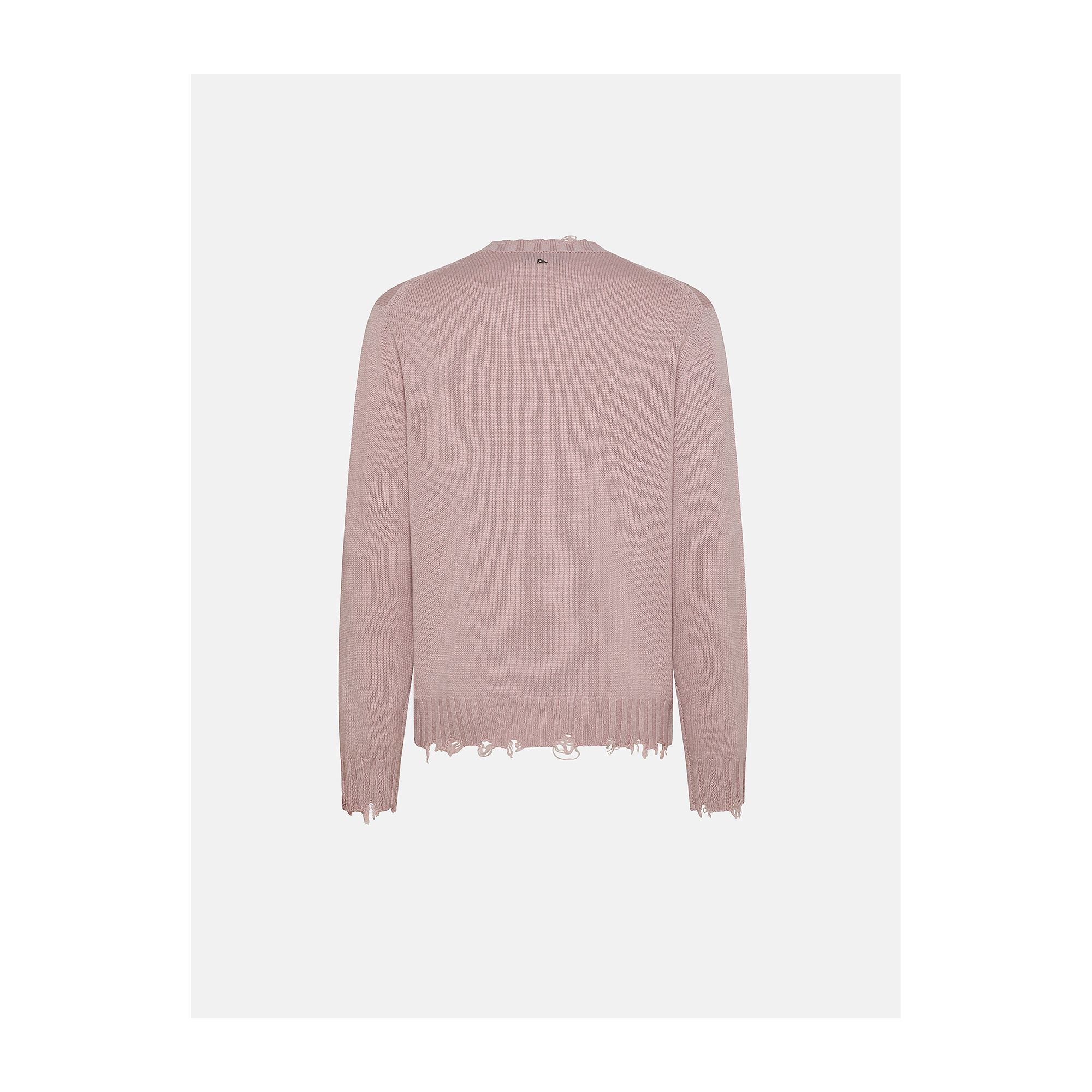 Warm round neck with metal logo