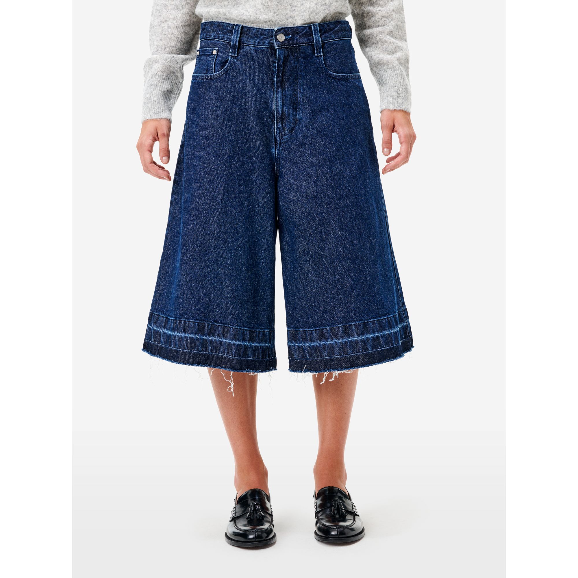 Vera bermuda dark tone used wash frayed edge