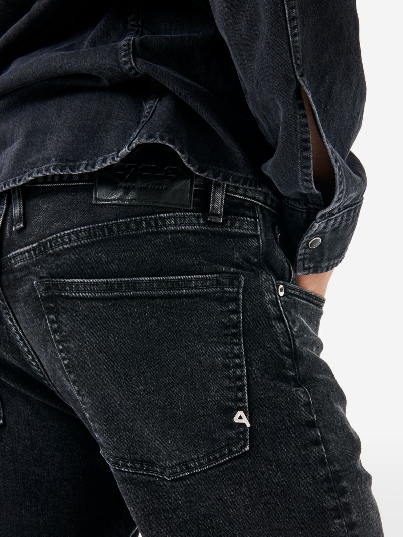 Standard comfort regular straight '90s fit eco enzyme stone wash